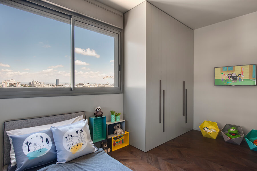 סלון של מעלה, סלון של מטה: דירת גג עם מערכות חכמות ועיצוב מדויק